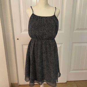 Charming and flattering Loft summer dress!